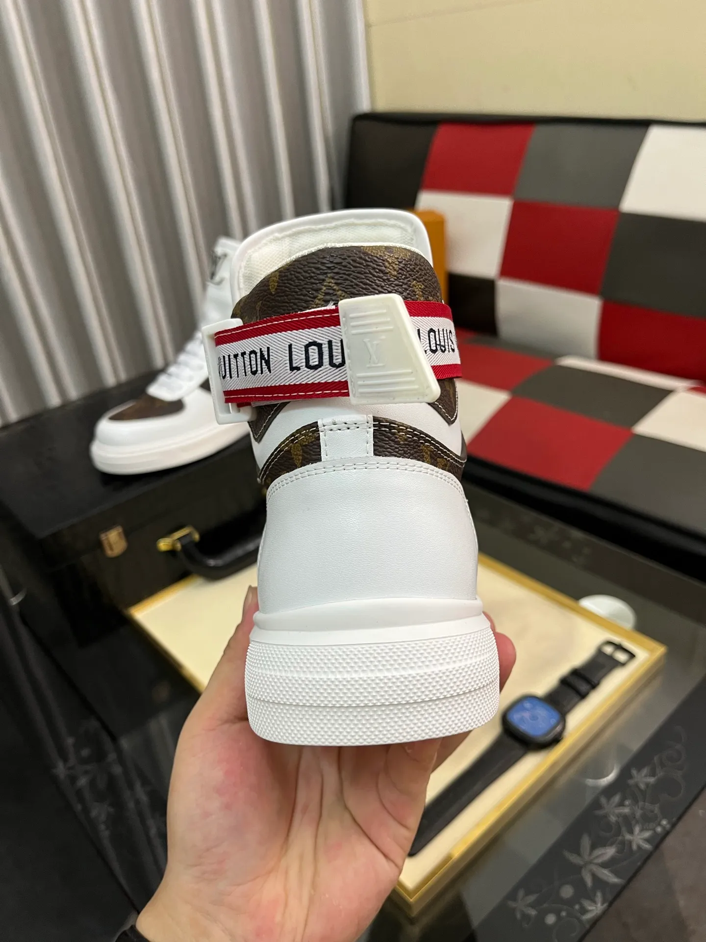 Men's shoes💰440⌚️⌚️"LOUI* VUITTO*" popular men's casual shoes, genuine Italian development💯purchasing level quality✔️The upper is made of first-layer cowhide, comfortable and soft sheepskin feet⚡️Fashionable and versatile. The toe last shape is firm and full, and the soles are made from LV original molds and can be moved in and out of the counter at will. Light and comfortable on the foot~purely handmade, details determine quality! Size:38-442️⃣Colors available
